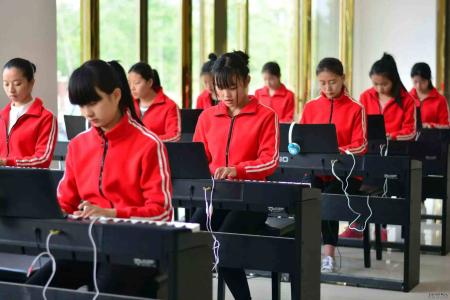 女生学教育技术学好不好找工作