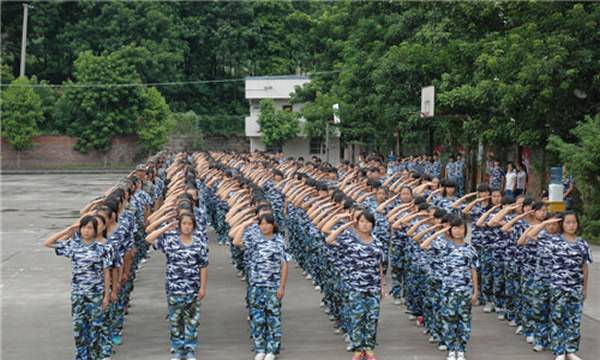 重庆万州电子信息工程学校军训风貌