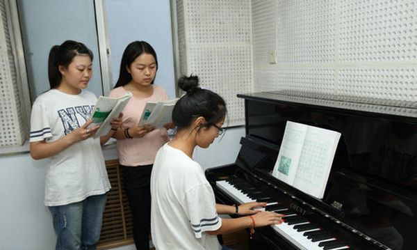 吕梁学院离石师范分校钢琴房