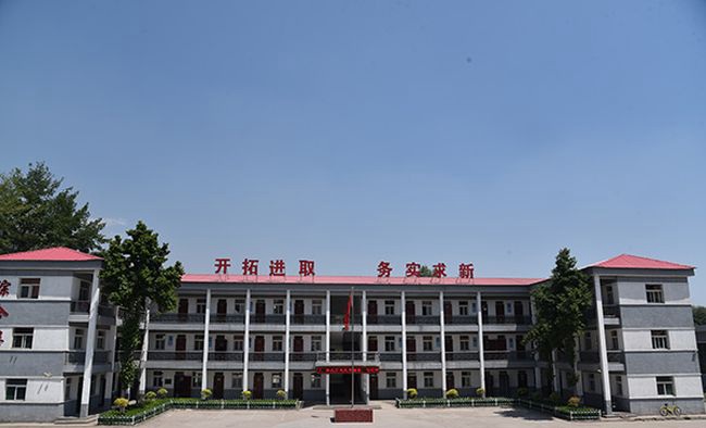 山西省现代经贸学校大门